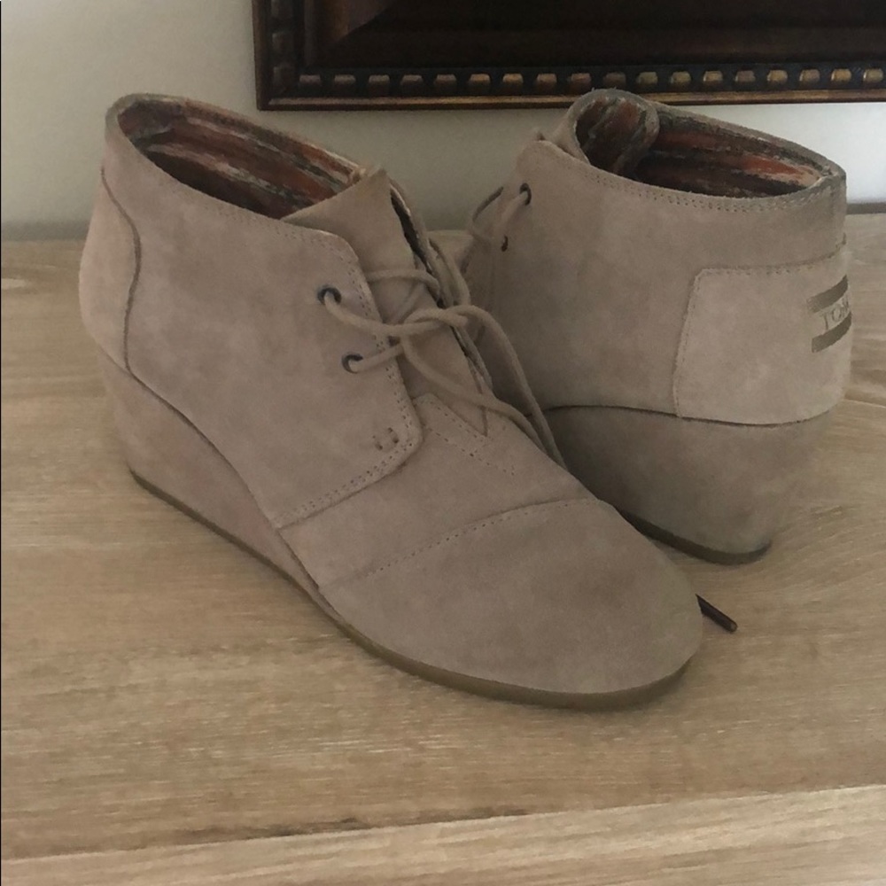 Tom’s wedge booties